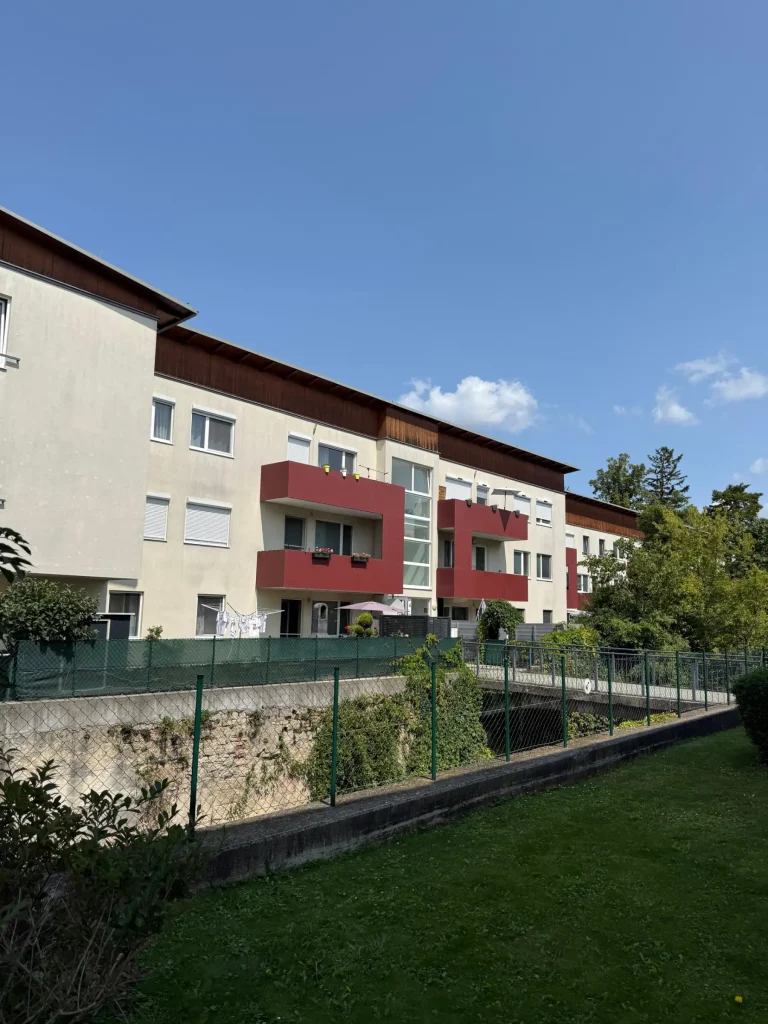 Fassadenreinigung Wien Mehrfamilienhaus