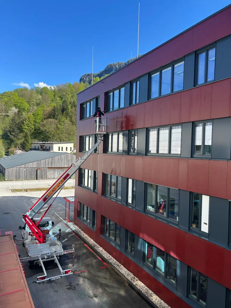 Fassadenreinigung Wien mit Heber