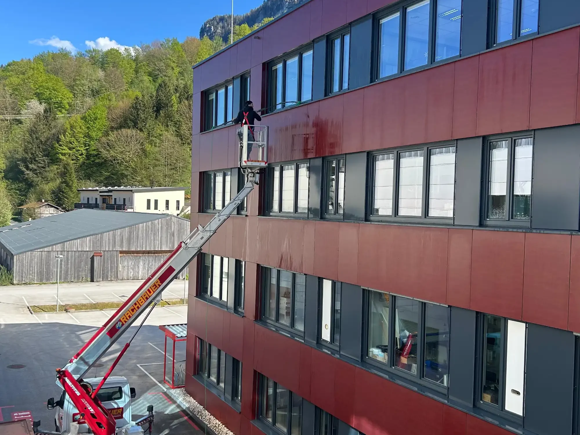 Fassadenreinigung Wien mit Heber